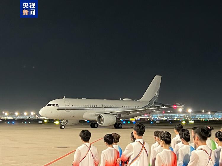 苏丹主权委员会主席乘机抵京 出席中非合作论坛峰会