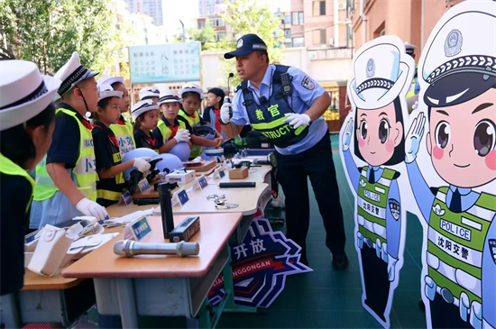 沈阳交警护航开学季 上好交通安全第一课_fororder_交警开学8