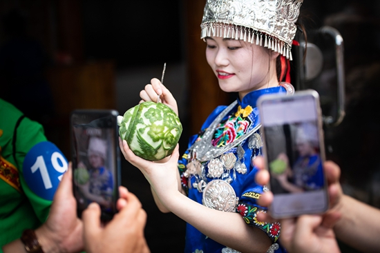 贵州天柱：秘境蜜饯匠心传_fororder_游客在天柱县地湖乡”柚蜜姑娘“雕花蜜饯大赛现场直播。