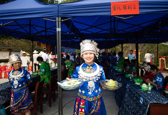 贵州天柱：秘境蜜饯匠心传_fororder_天柱县地湖乡”柚蜜姑娘“雕花蜜饯小选手吴越在展示作品。