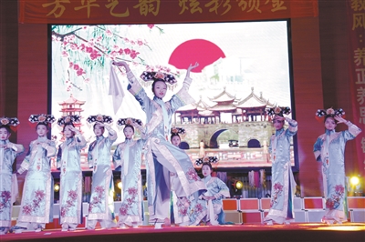 瀋陽滿族中學校園開放 師生穿滿族傳統服裝秀才藝