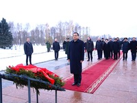 李克强向圣彼得堡比斯卡廖夫公墓纪念碑献花圈