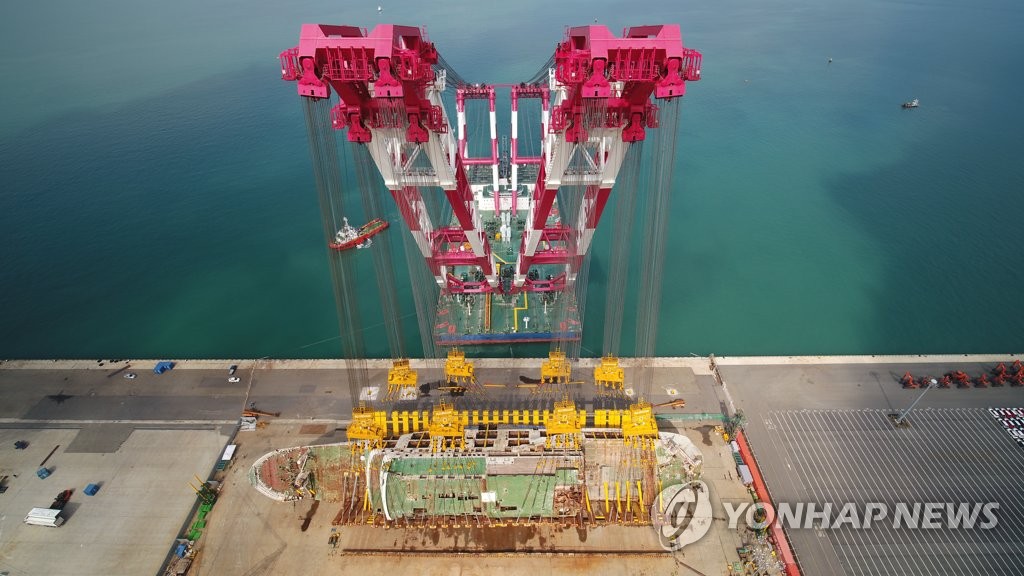 韩国世越号被扶正!左舷重见天日 失踪者搜寻继续
