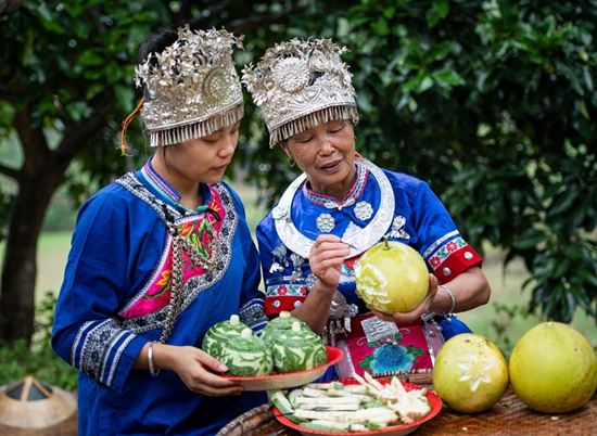 貴州天柱：秘境蜜餞匠心傳_fororder_天柱縣地湖鄉雕花蜜餞傳承人曾小琴在傳授雕刻技藝。