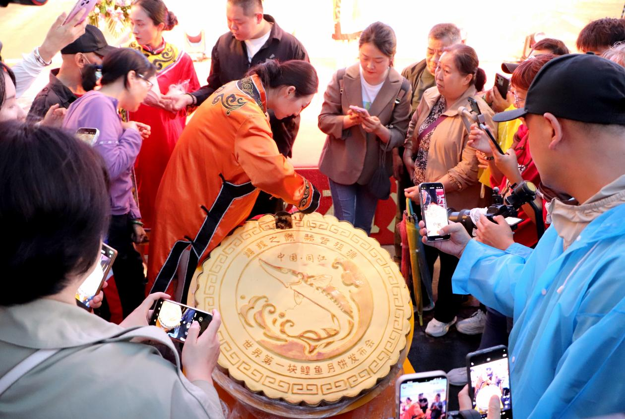 佳木斯同江市携“世界第一块鳇鱼月饼”亮相哈尔滨中央大街_fororder_图片4