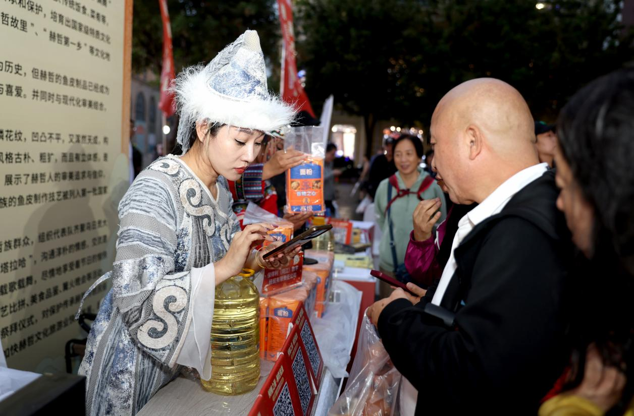 佳木斯同江市携“世界第一块鳇鱼月饼”亮相哈尔滨中央大街_fororder_图片3