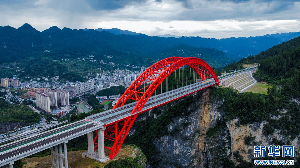 鄂西迎來新“天路”！宜來高速鶴峰東段全面建成