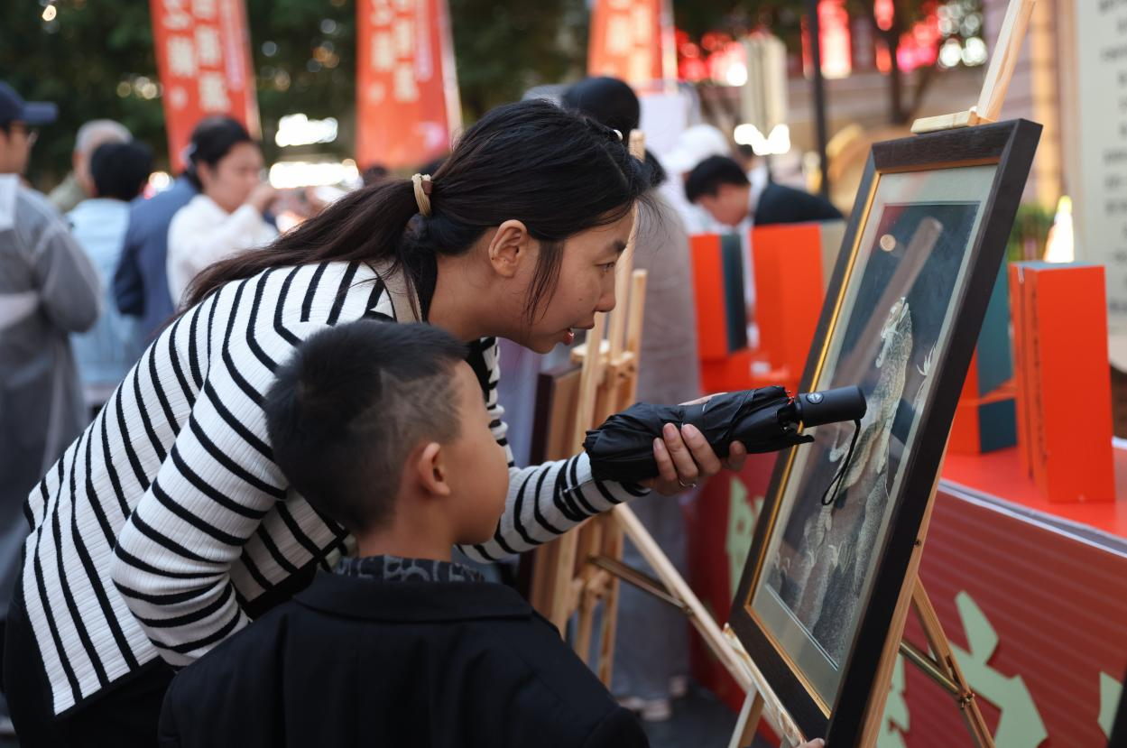 佳木斯同江市携“世界第一块鳇鱼月饼”亮相哈尔滨中央大街_fororder_图片5