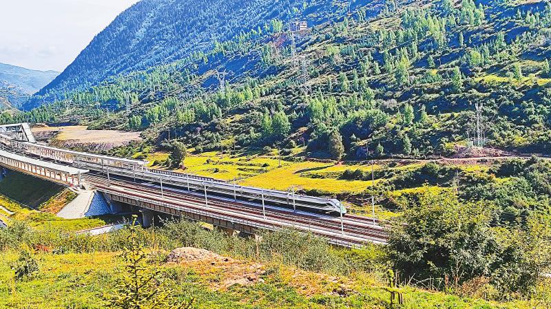 （转载）重塑川西交通旅游版图 “雪山草地”驶入“动车时代”_fororder_b4cd208546a5562ed592b56b05429e37