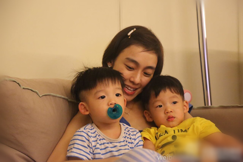 范玮琪晒全家福 双胞胎儿子表情抢镜