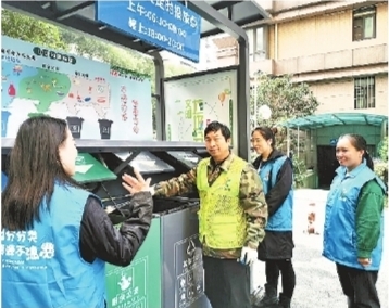 武漢江岸一小區率先定時定點垃圾分類