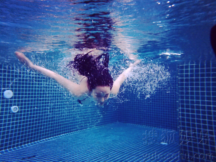 张馨予海边度假肤白腿长 在水中如美人鱼(组图)