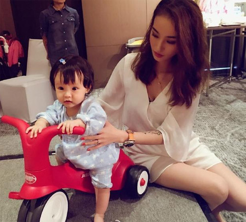 小肉手萌翻了！欧弟爱女玩手指做高难度动作