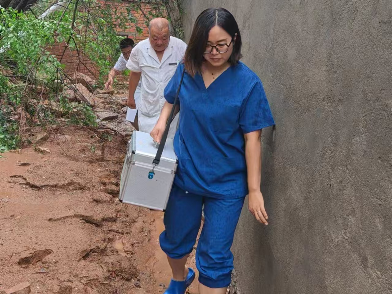 保定徐水区：织密健康网 百姓有“医”靠_fororder_风雨无阻，乡村医生进村入户保安康。李润冰 摄