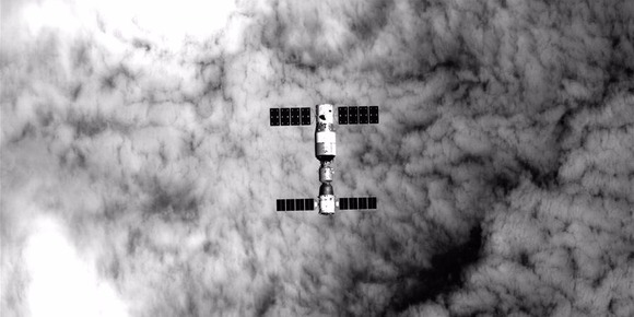 天宫二号伴随卫星飞越并拍摄天宫神舟组合体