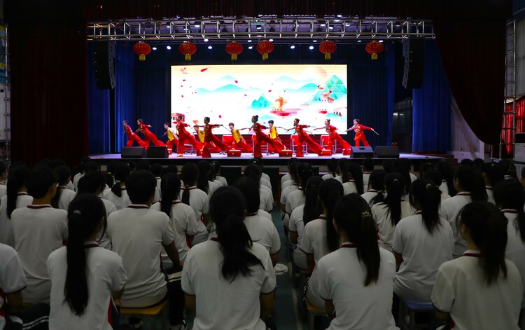 河北涞水：“花式”祝福献礼教师 多彩活动致敬师恩_fororder_图为在涞水职教中心，学生表演舞蹈庆祝教师节。（徐梓钰 摄）.JPG