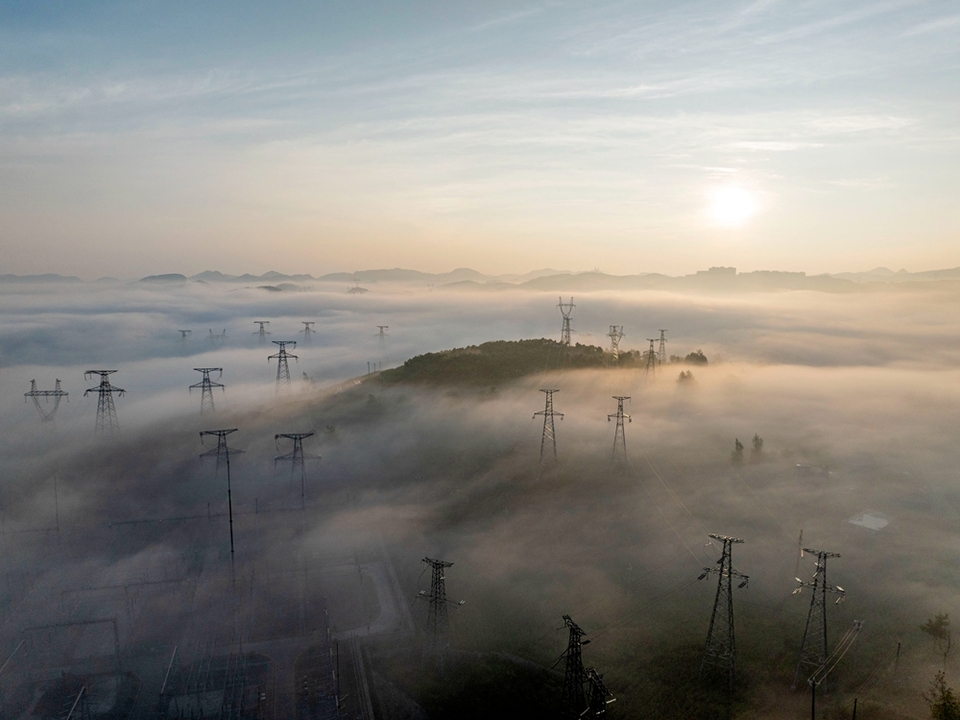 貴州威寧：雲海翻騰如畫卷_fororder_9月6日，威寧雲海美景1。（管慶巍 攝）