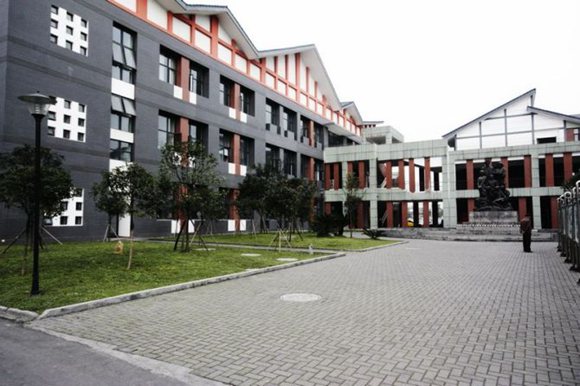 上海援建的都江堰市北街小学原都江堰市北街小学校长王忠(现为都江堰