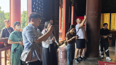 Foreign Internet Influencers Visit the Thousand-Year-Old Temple at the Foot of Mount Tai, Decoding its Culture Amid Quaint Atmosphere