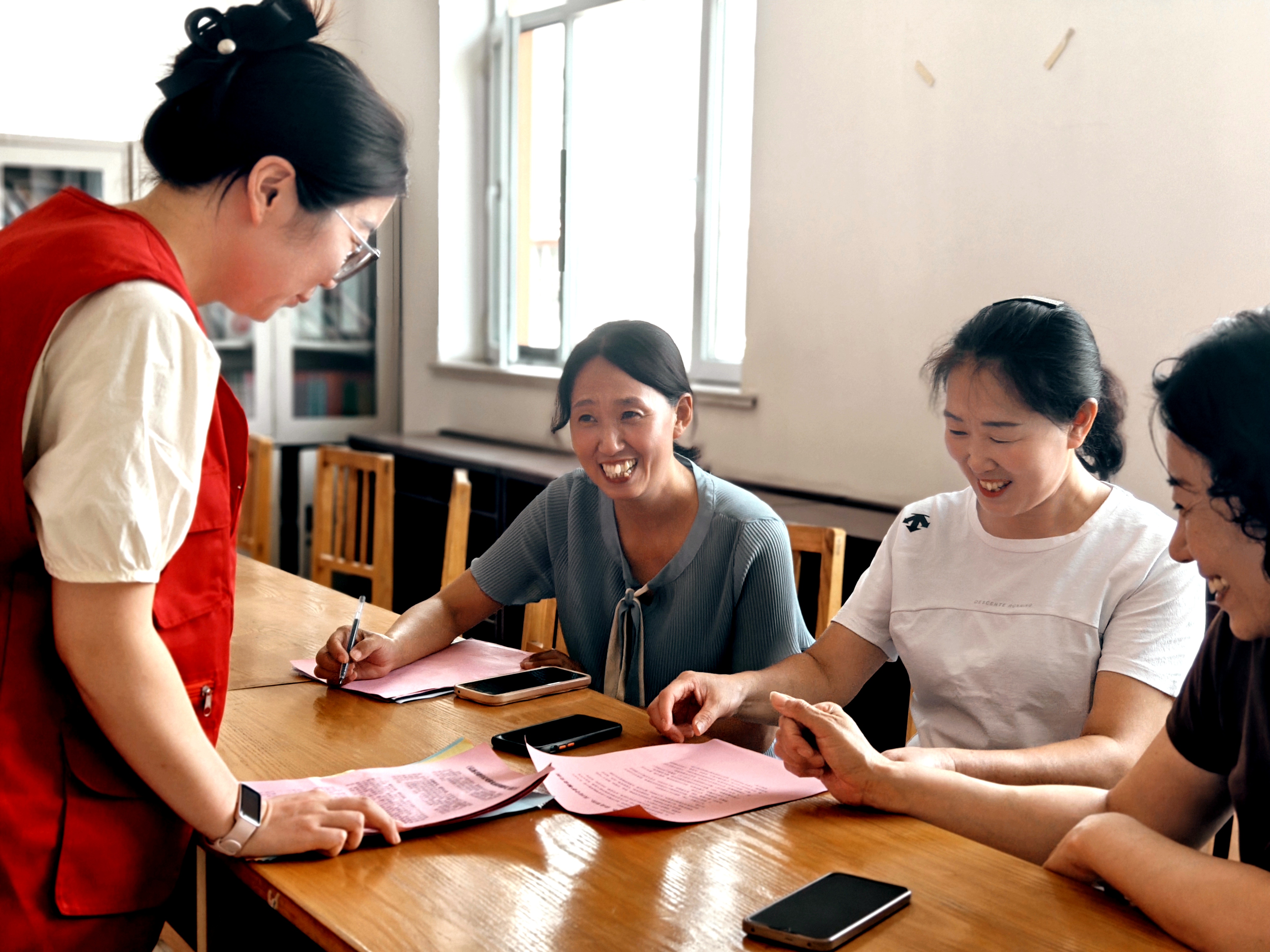 河北唐县：让党的声音在基层落地生根_fororder_群众主动参与讨论  苏培摄