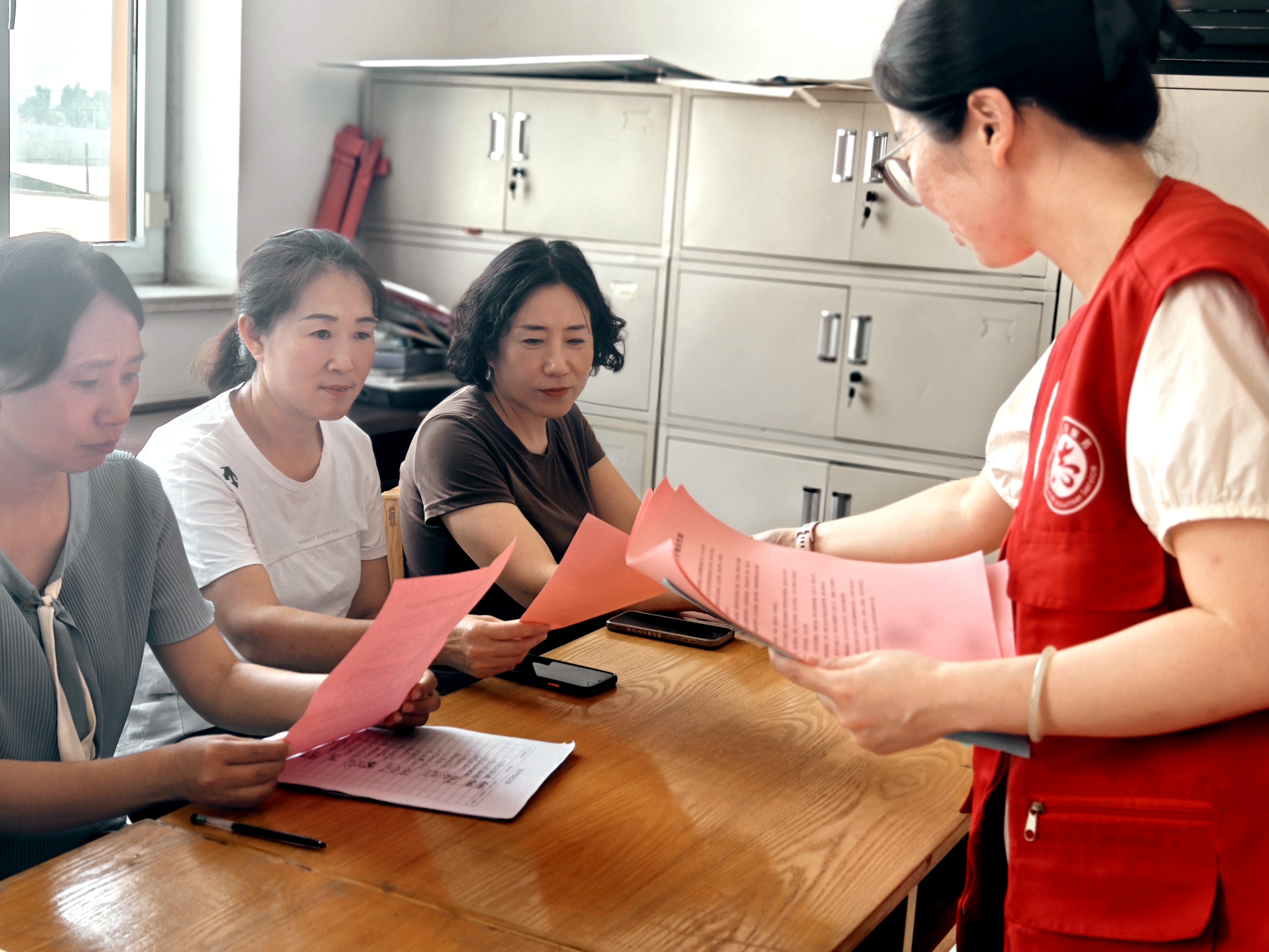 河北唐县：让党的声音在基层落地生根_fororder_志愿者向群众发放最新政策明白纸  苏培摄