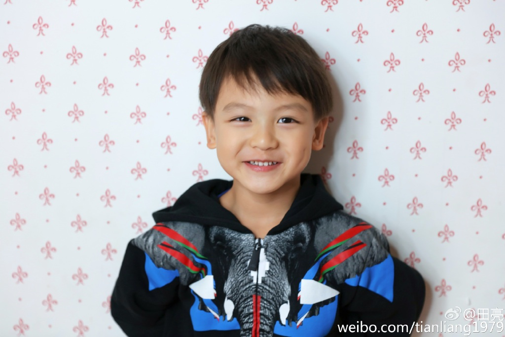 田亮晒出儿子小亮仔生日萌照,并写道:好久没自拍,翻出小时候照片,凑个