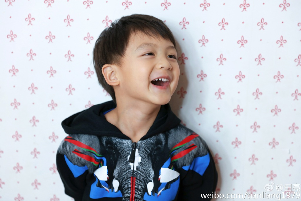 田亮九宫格晒小亮仔生日照嘟嘴卖萌惹人爱