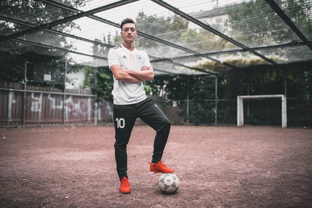 厄齐尔,格策,京多安领衔拍摄,厄祖穿球衣拍写真似文艺大片,京多安则