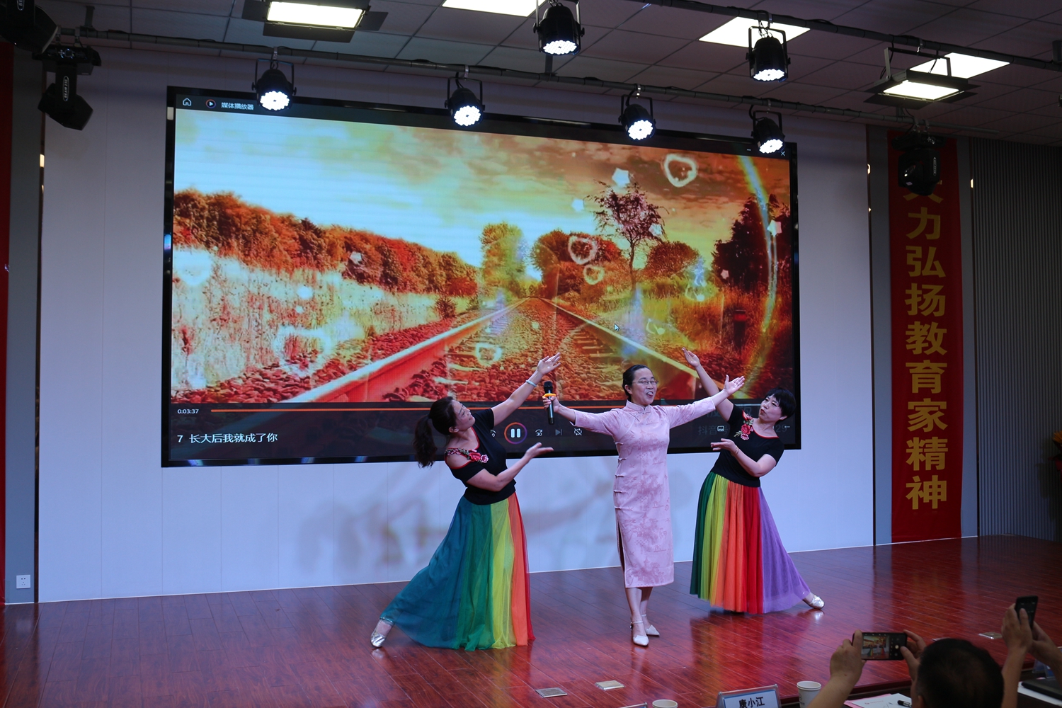 “双争”有我丨保定市满城区：银发不辍求知路 躬耕杏坛鉴初心_fororder_歌伴舞《长大后我就成了你》 摄影 崔跃骞