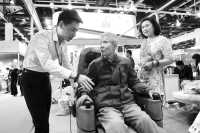 第七届中国国际养老服务业博览会开幕 高科技设备助推智慧养老