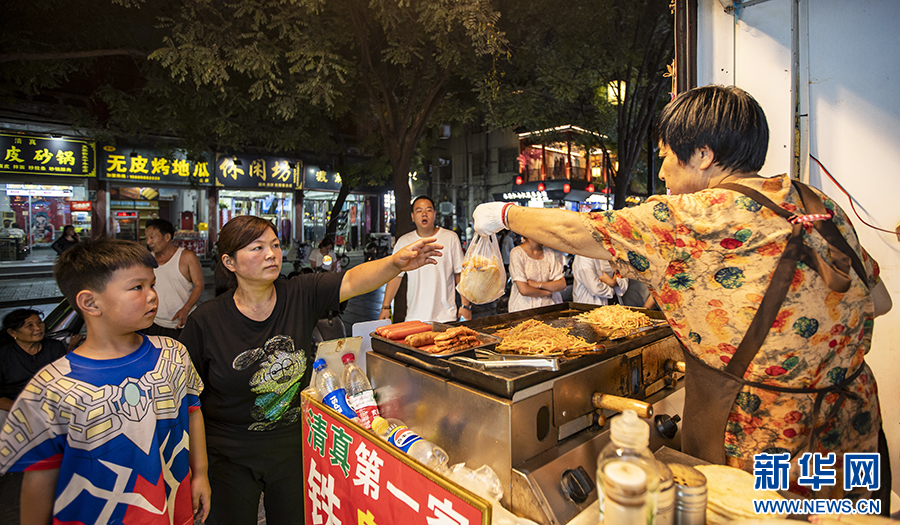 河南商丘：夜遊古城 感受“煙火氣”