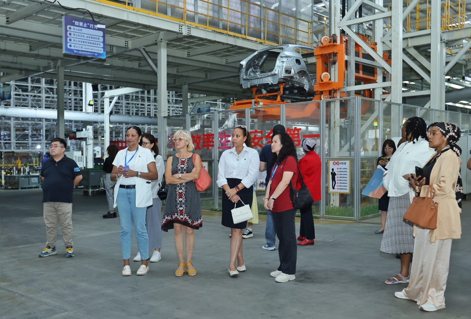 駐華大使夫人領略西安新“汽”象 中國新質生産力成為各國合作機遇_fororder_微信圖片_20240911121837