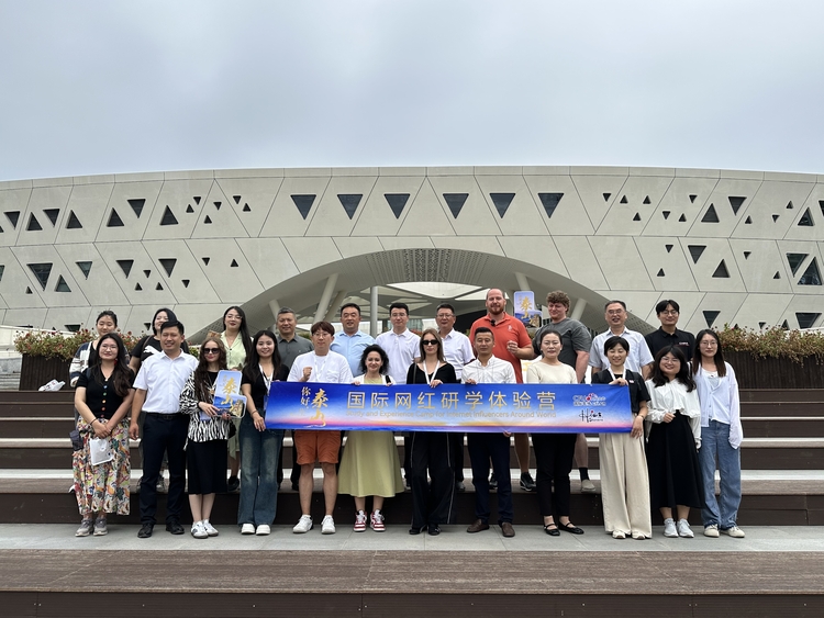 【你好·泰山】外国网红趣游佛桃之乡 赴一场桃文化的奇妙之旅_fororder_合影 李瑜