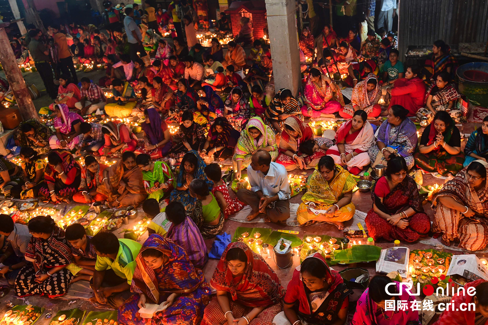 孟加拉国民众点蜡烛庆祝传统节日(高清组图)