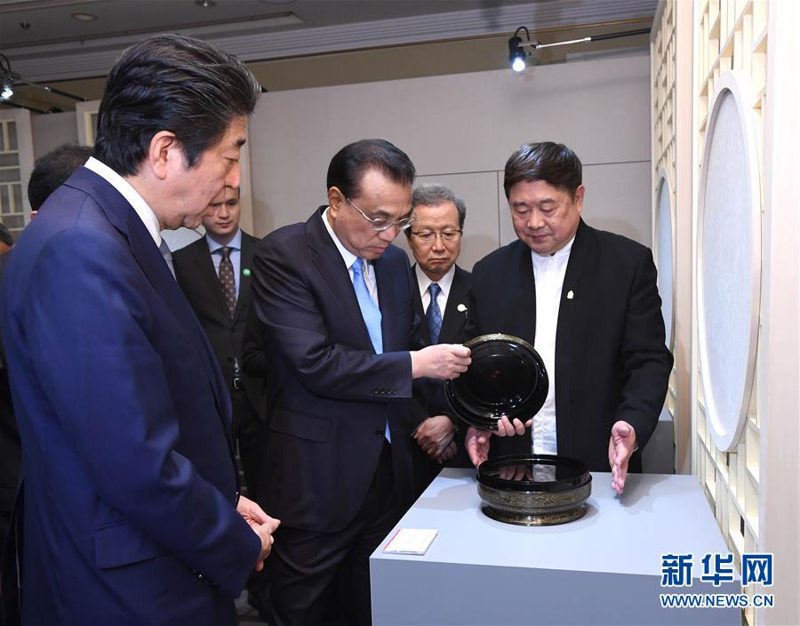 李克强与日本首相安倍晋三共同参观“让文物活起来——故宫文创展”