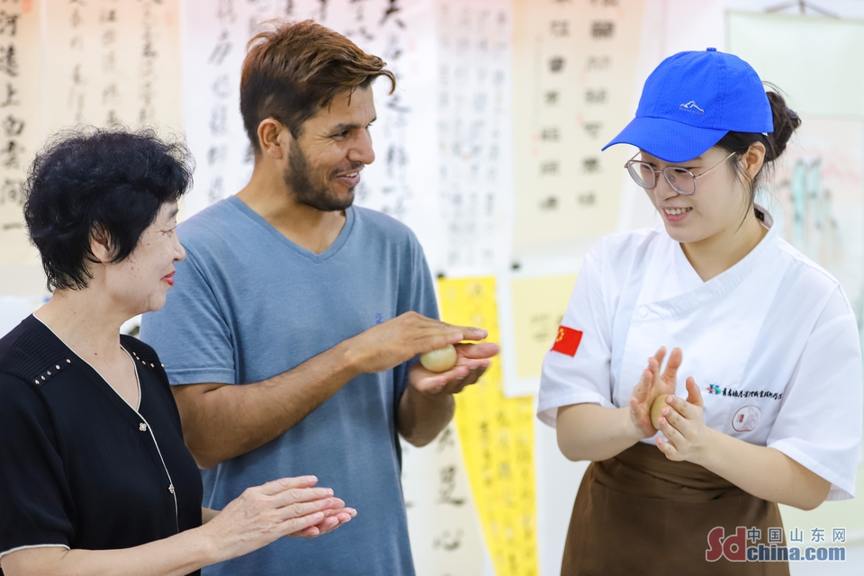 山東青島：外國友人沉浸式體驗中秋民俗