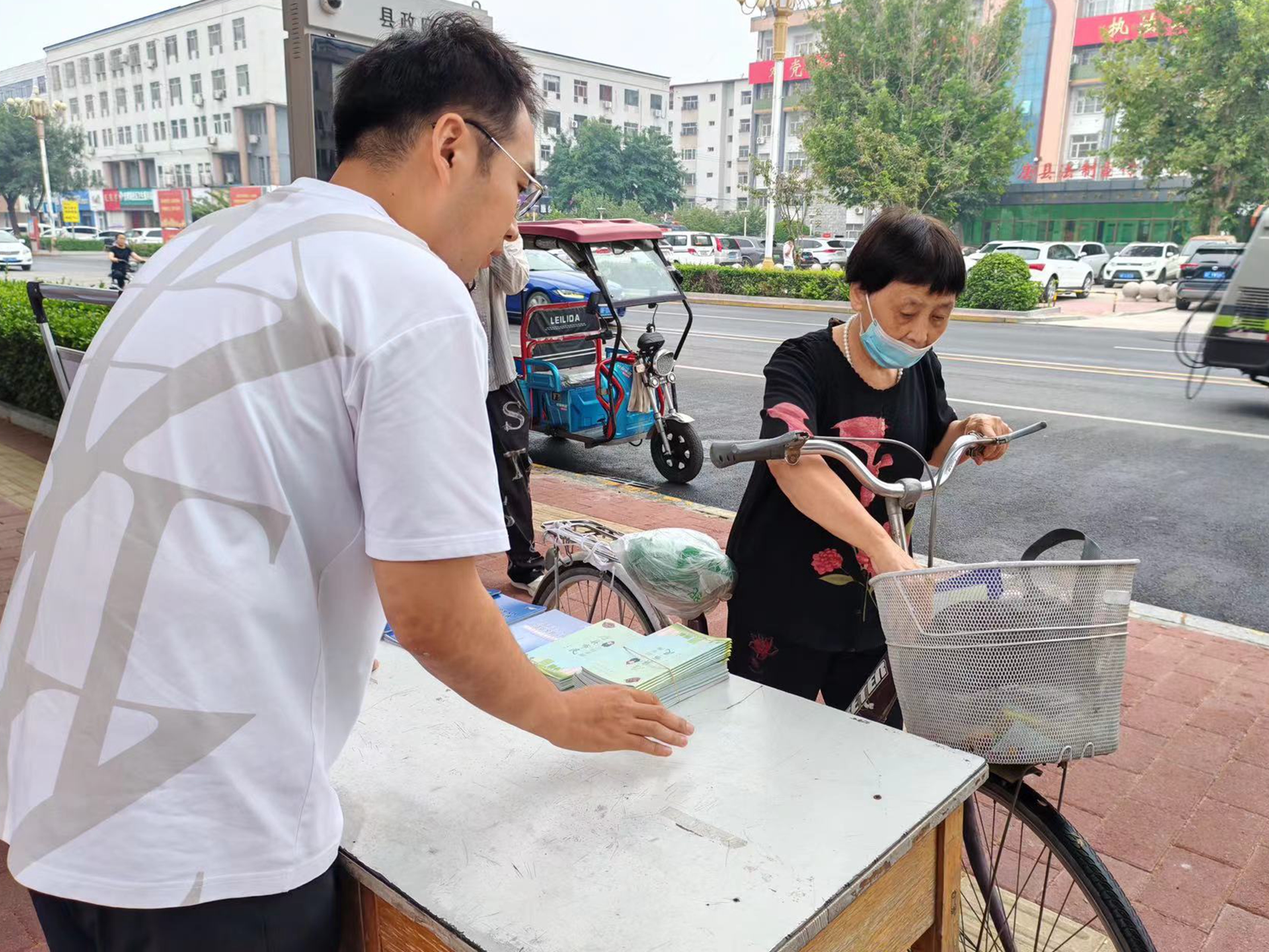 河北唐县：开展国家网络安全宣传周集中宣传活动_fororder_工作人员发放网络安全宣传手册 (2)