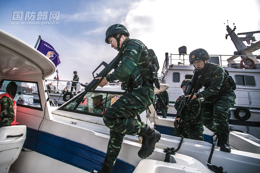 武警蓝鲨机动队开展海上反恐处突演练 场面火爆(组图)