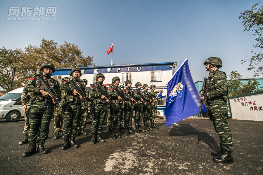 大連邊防支隊海上藍鯊機動隊集結待命.