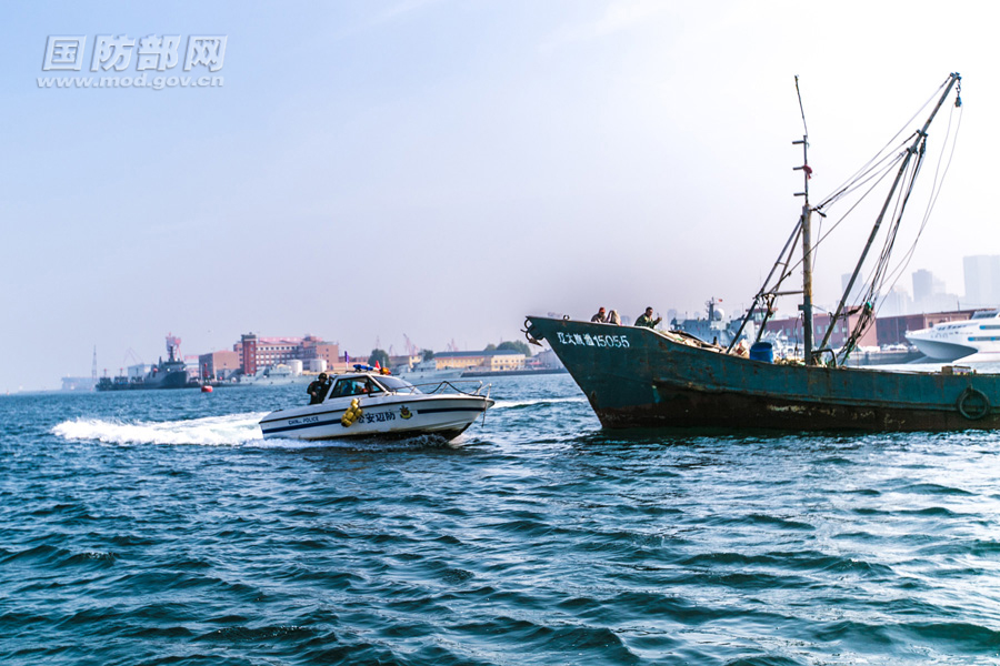 武警蓝鲨机动队开展海上反恐处突演练 场面火爆(组图)