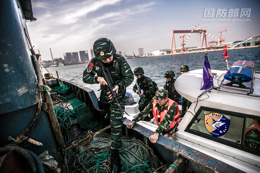 武警蓝鲨机动队开展海上反恐处突演练 场面火爆(组图)