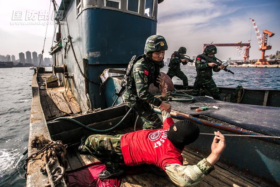 武警蓝鲨机动队开展海上反恐处突演练 场面火爆(组图)