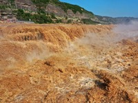 山西临汾：“金瀑飞流”迎客来