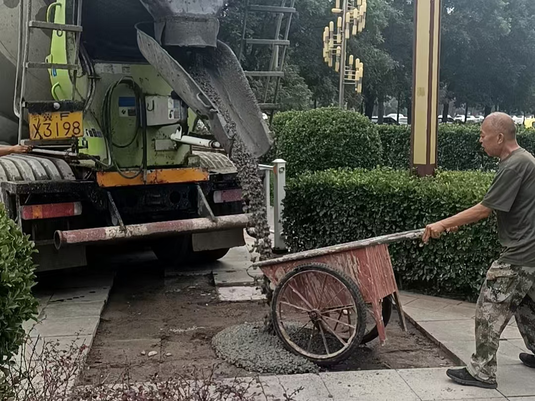 保定市莲池区：路面破损存隐患 接诉即办保平安_fororder_微信图片_20240913102119