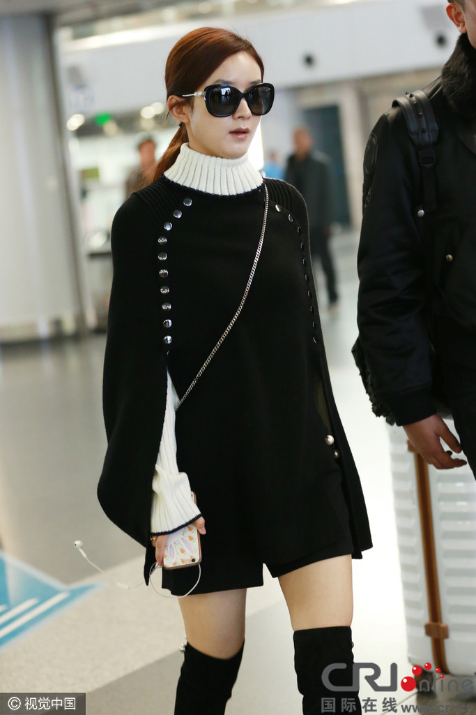 赵丽颖黑色长靴机场秀美腿 扎马尾微笑显害羞