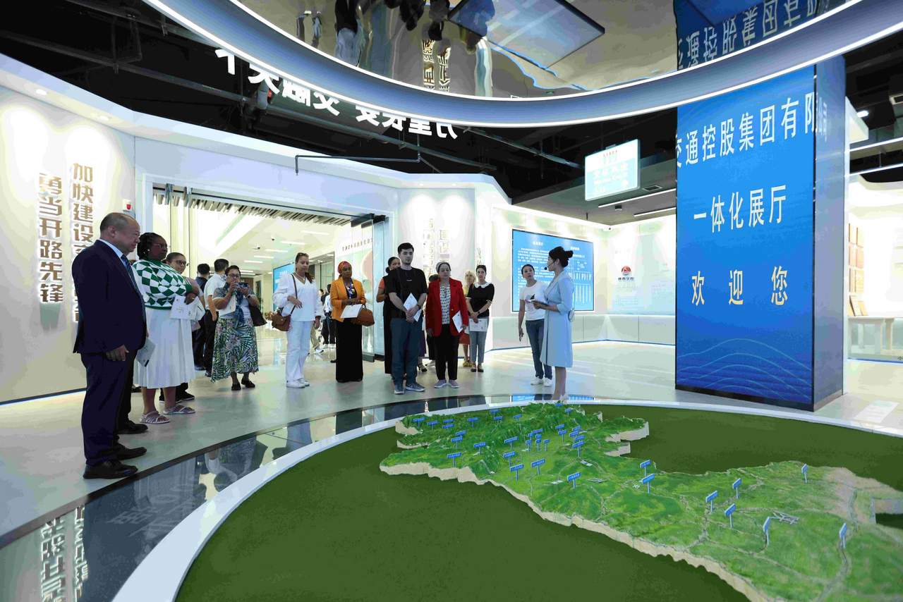 Жены послов девяти стран в Китае приехали в компанию Shaanxi Transportation Holding Group Co., Ltd._fororder_圖片7