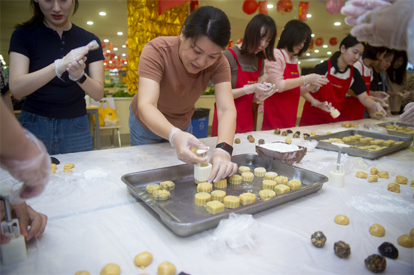 東航江蘇公司工會舉辦“悅享中秋·情滿東航”職工DIY月餅主題活動_fororder_DSC_6682邱曉芬