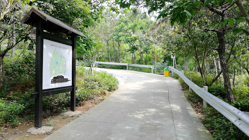 石狮灵秀山森林公园登山步道指路牌应多些