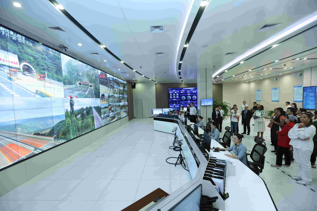 Жены послов девяти стран в Китае приехали в компанию Shaanxi Transportation Holding Group Co., Ltd._fororder_圖片8