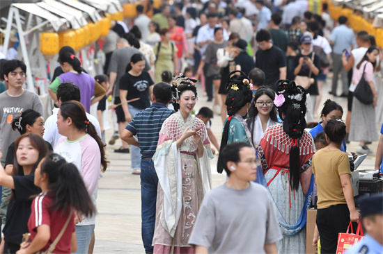 “相YUE虹橋” 南京市民共赴傳統與現代融合的中秋盛宴_fororder_圖片3